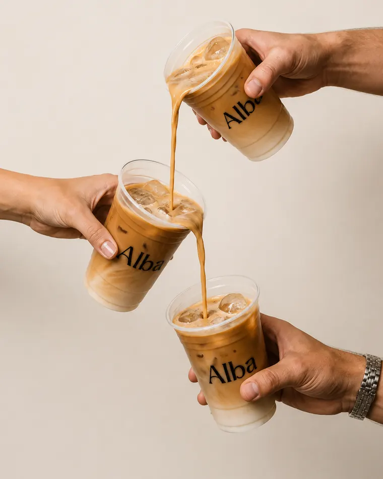 Latte frío pasando de un vaso de Alba a otro