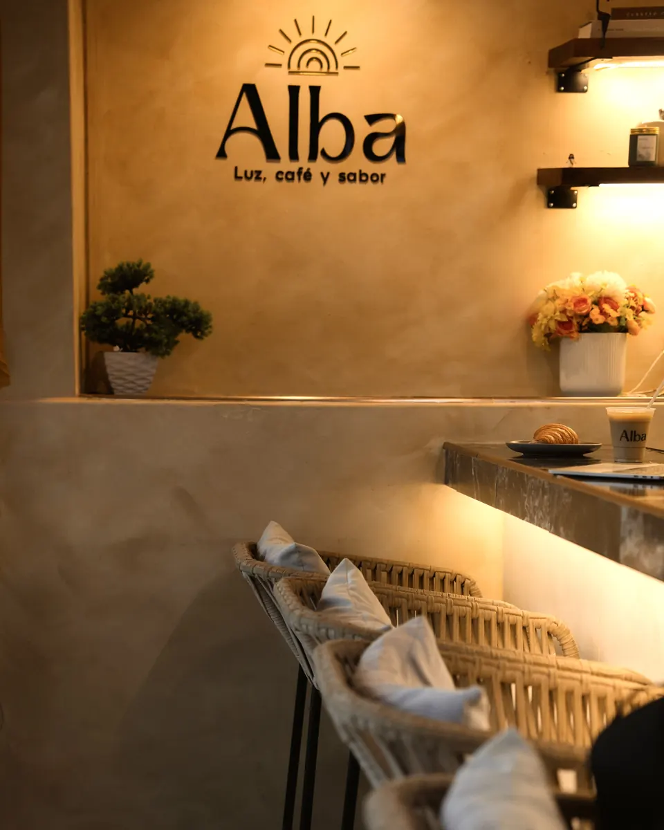 Barra de Alba con el letrero del logo y sillas tejidas